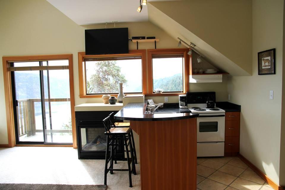 Moon Water Lodge Malahat Экстерьер фото