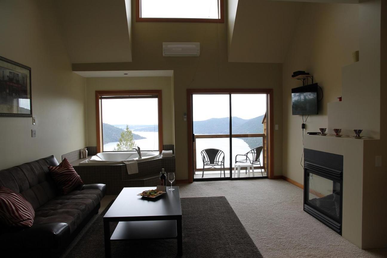 Moon Water Lodge Malahat Экстерьер фото