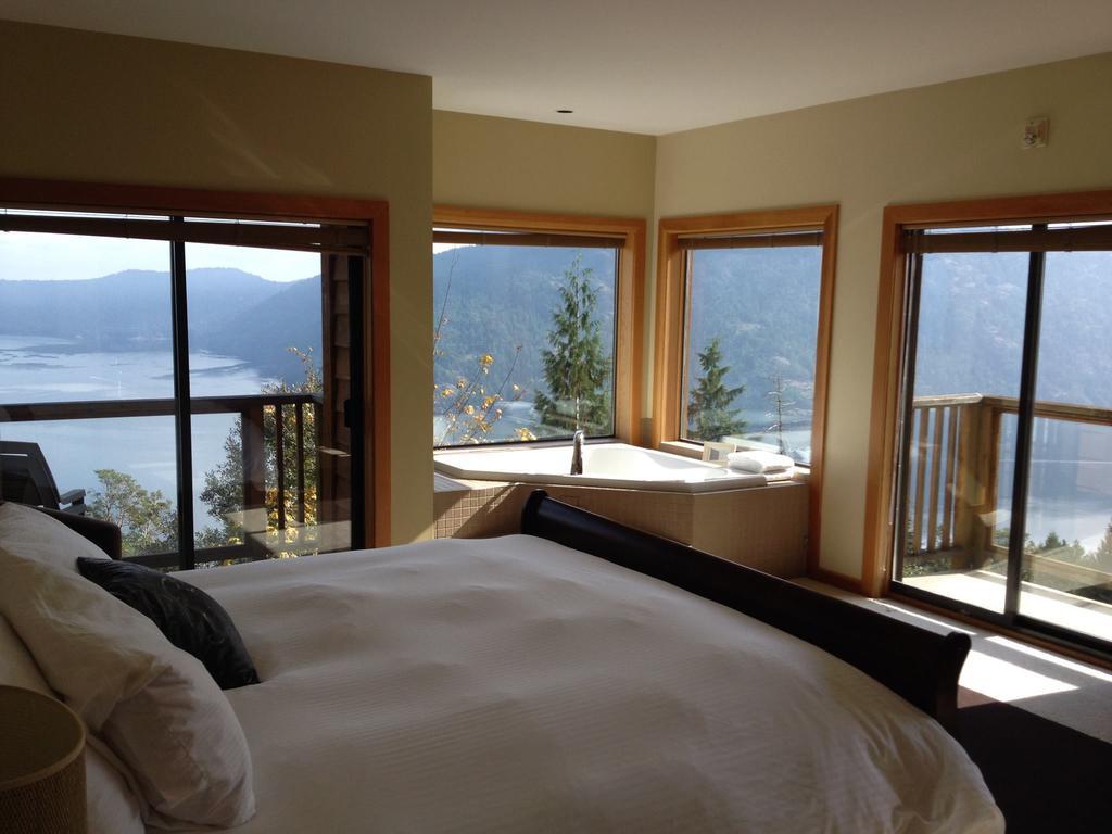 Moon Water Lodge Malahat Номер фото