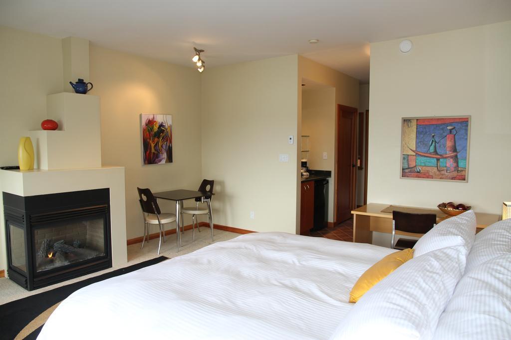 Moon Water Lodge Malahat Номер фото