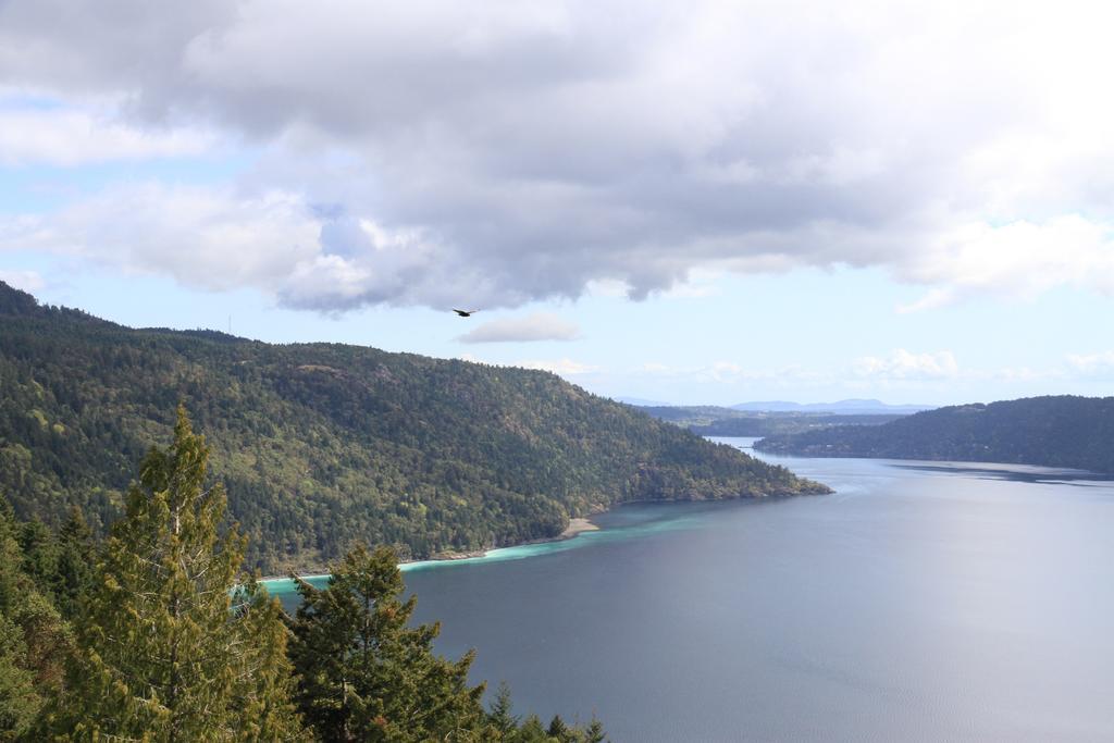Moon Water Lodge Malahat Экстерьер фото