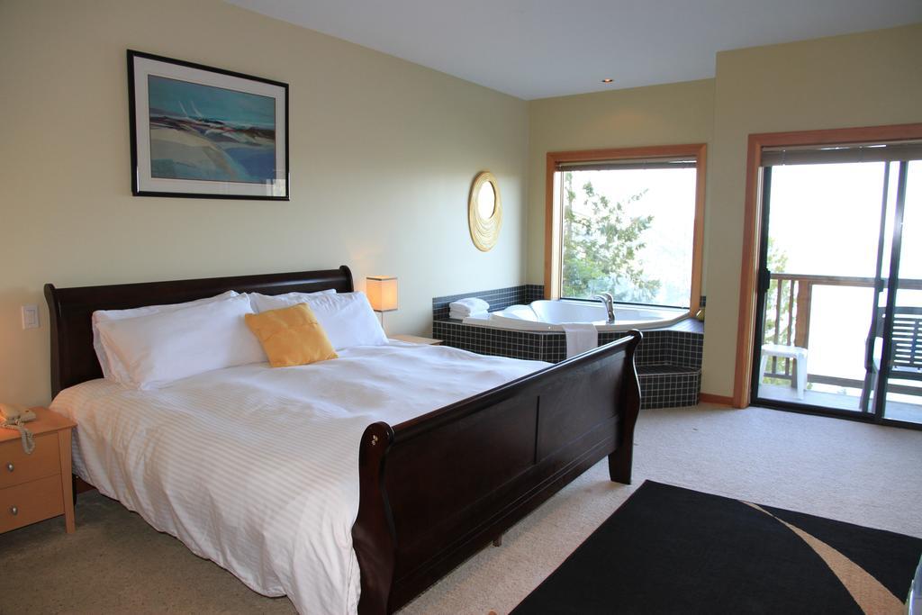 Moon Water Lodge Malahat Номер фото