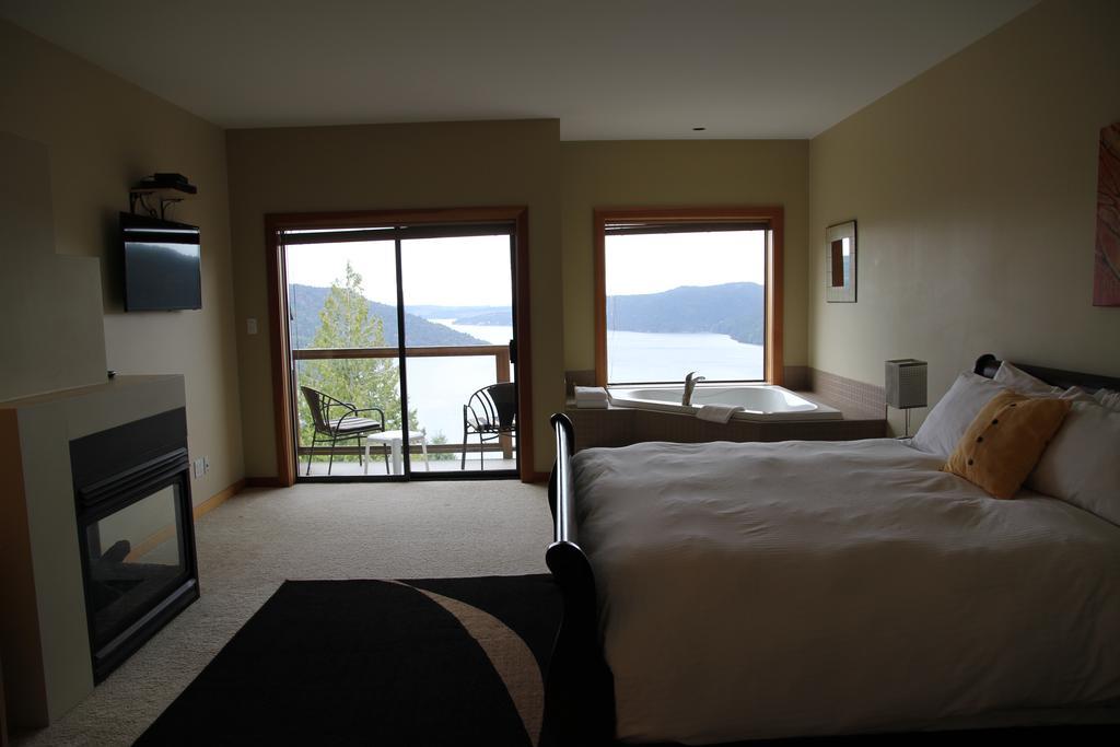 Moon Water Lodge Malahat Экстерьер фото