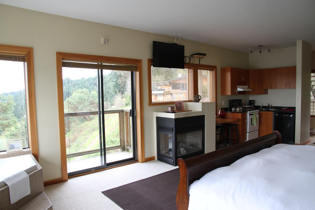 Moon Water Lodge Malahat Экстерьер фото