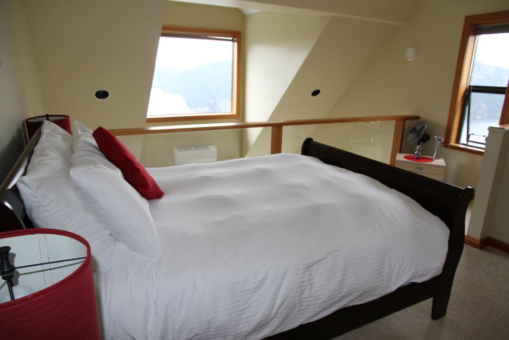 Moon Water Lodge Malahat Экстерьер фото
