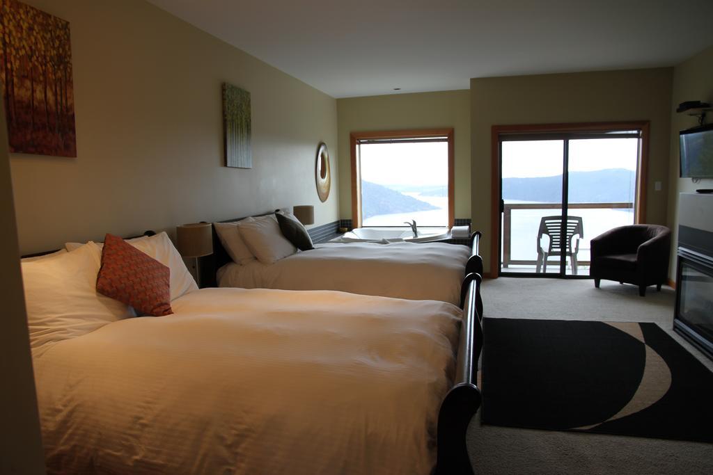 Moon Water Lodge Malahat Экстерьер фото