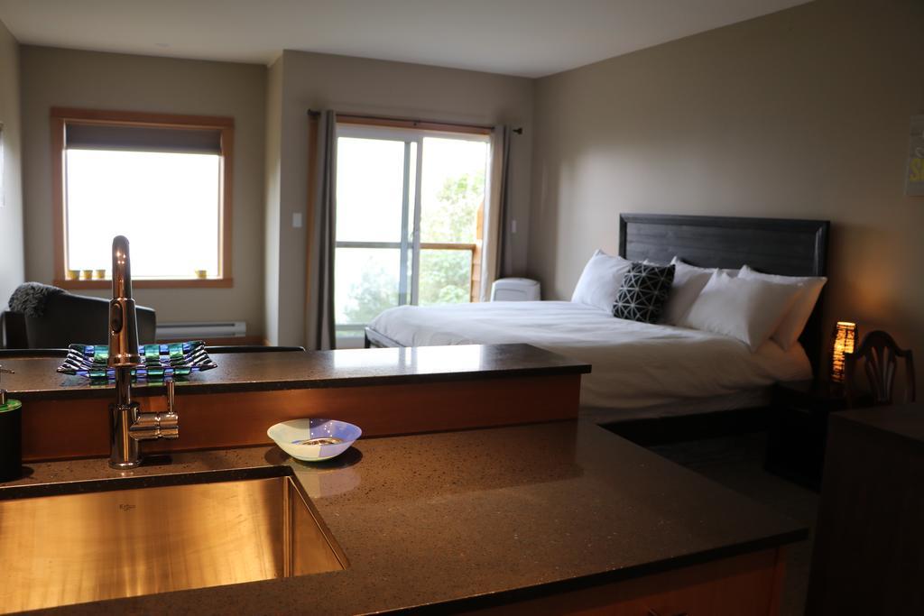 Moon Water Lodge Malahat Экстерьер фото